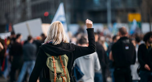 Proteste Violente a Los Angeles: Raid Anti-Immigrazione e Scontri Sociali